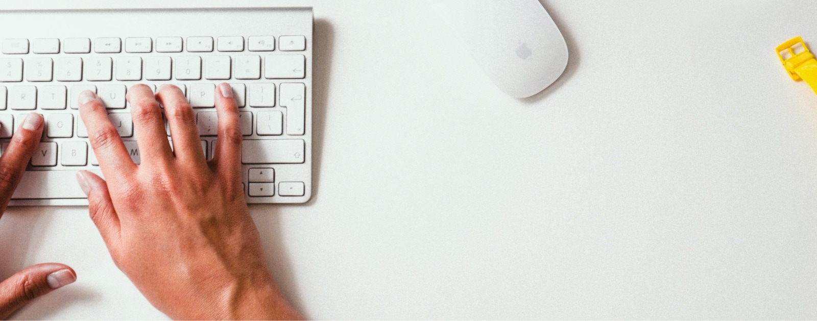 Manos de mujer escribiendo en un teclado