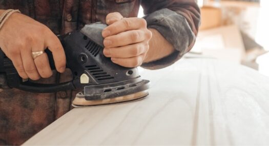 Lijando un tablero de madera