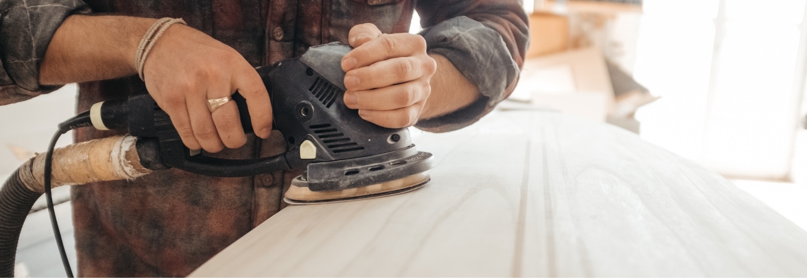 Lijando un tablero de madera