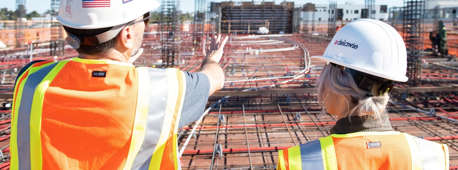 Obreros mirando y señalando zona en obras