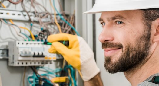 Hombre revisando instalación y cuadro eléctrico