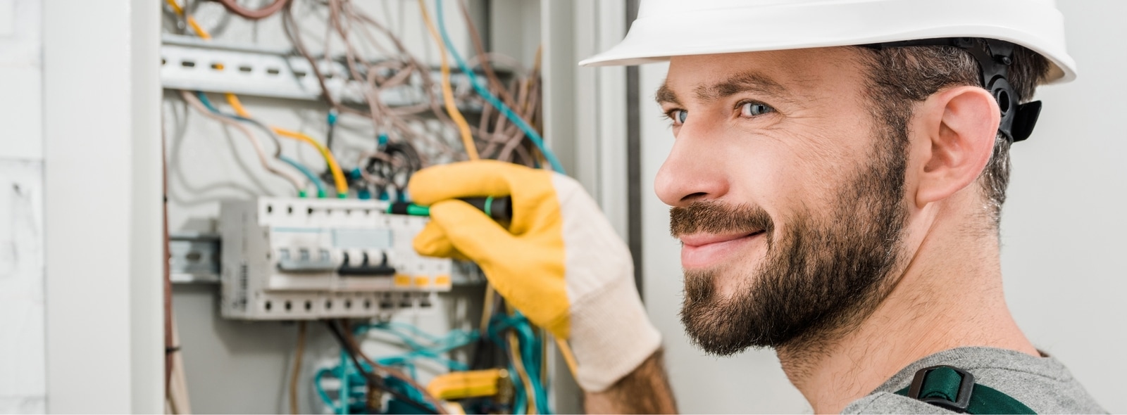 Hombre revisando instalación y cuadro eléctrico